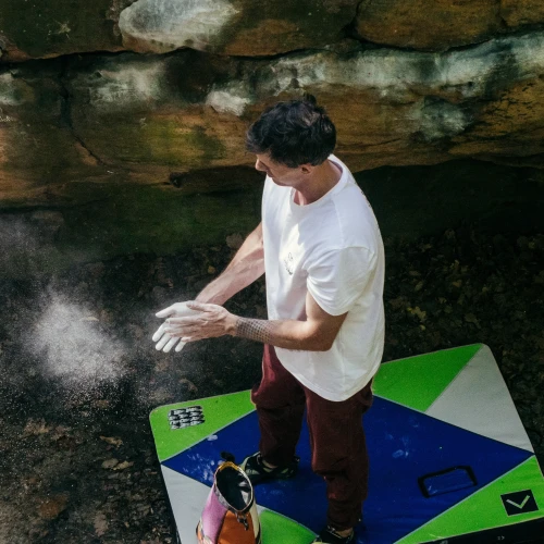 Bouldering z crachpadem marki EVERBERG