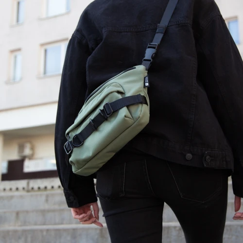 Duża saszetka na ramie Jinx w kolorze khaki - EVERBERG